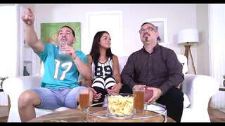 Yna am tua hanner awr, ei fod yn cadw curo hi yn galed iawn ac mae hi hefyd yn dechrau i godi fy ass ar bob un o fy bumps a fy nghefnogi drwy&#039;r amser, roedd hi&#039;n dweud wrthyf ie, uhffh, rhoi ychydig yn fwy yn, ie. Dau llawn y tu mewn