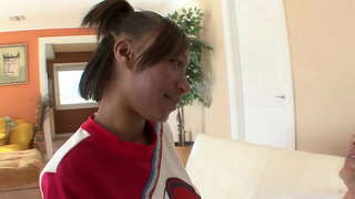 Черни млади мажоретки пука с бял футболен треньор