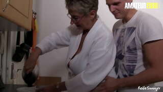 REIFE ក្បា-#Erna-Horny ធំសត្វលាសត្វ Cougar លោតនៅលើផ្អៀងនិងខ្លែងហើរបុរសរបស់នាង