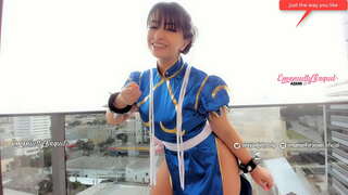 Sexy cosplayer gamer fata imbracata ca Chun li, street fighter oferind cele mai bune JOI nu jos instrucțiuni în public, acest video te va transforma pe atât de fuckig mult!!!!!!