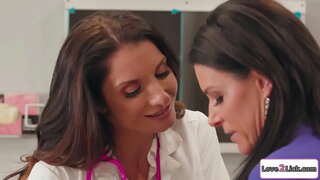 Starija sestra zavede milf nastavnik i liže joj obrijanu picu.Brineta je sranje svojim velikim sisama, i onda liže i masturbirao joj pička.Onda su 69 Starija sestra zavede milf nastavnik i liže joj obrijanu picu.Brineta je sranje svojim velikim sisama, i onda liže i masturbirao joj pička.Onda su 69