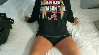 Naminis šviesūs žmona važiuoja gaidys