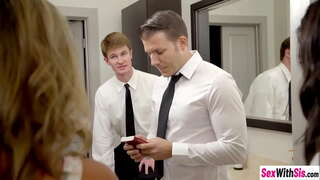 Sexy paauglių Ms Faris ir Whitney Wright patiko hardcore threesom seksas po to, kai jie čiulpti dick