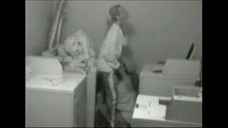 Tomboy sa usa ka laundry lawak