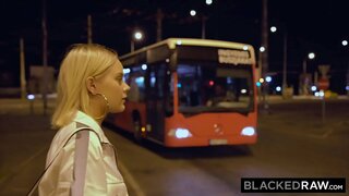BLACKEDRAW На нејзиниот пат кон дома таа зеде detour за некои би-би-си BLACKEDRAW На нејзиниот пат кон дома таа зеде detour за некои би-би-си