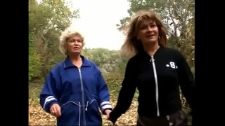 Horny ធំចង់ពិសោធន៍ជាមួយនឹងគ្នាផ្សេងទៀត&amp;#០៣៩;‧pussy នៅលើវាលស្មៅ