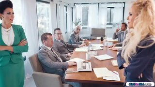 Busty milf businesswomen eiti galva į galvą per boardmeeting.Kitų verslininkų išeiti kaip greitai, kaip jie gali.Galiausiai milfs turėti kambarį už save ir pradėti, bučiavosi ir laižyti vienas kitą