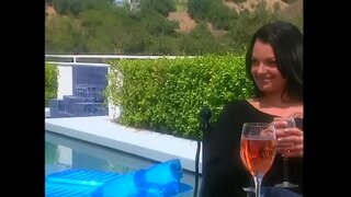 Топла тетовирани убавина со равен коса заведува пријателе колеги на патио да се добие поголем попуст во текот на куќа купување