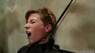 Atache blond MILF esklav Ariel X se estime sou limine tab lè sa a, nan chenn vin nan dèyè foutu ak dildo sou yon baton nan men yo nan mèt Orlando