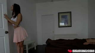 Abella סכנה רוצה להרגיש אותה stepbrothers הזין בתוך הכוס הרטוב שלה.